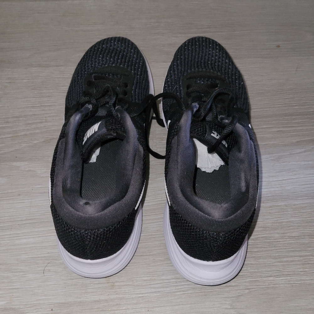 NIKE REVOLUTION 8.5 Sneakers Breathable Mesh Outdoor Workout Beach Coastal Comfy - Picture 3 of 7